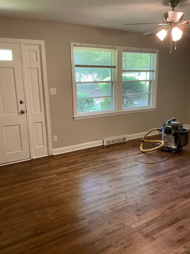 Foto del edificio - **COMING SOON! Beautiful Remodel In Progre...