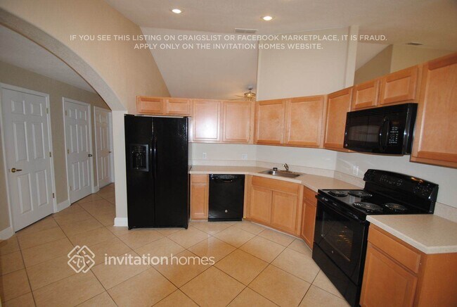 Foto del edificio - 815 Palm Forest Ln