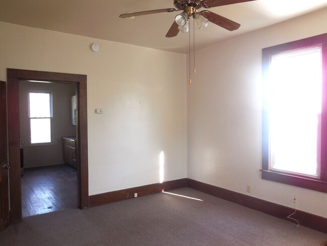 Building Photo - Two Bedroom Home in Edwardsville with Stor...