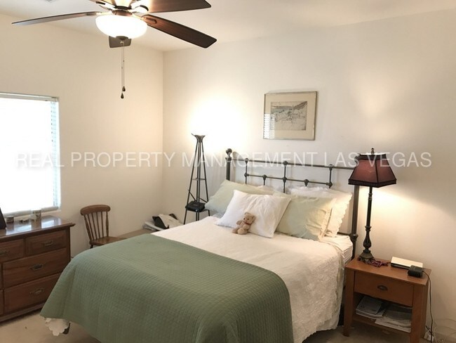 Building Photo - MOUNTAINS EDGE 4BD/3BA! GATED/POOL/SPA!