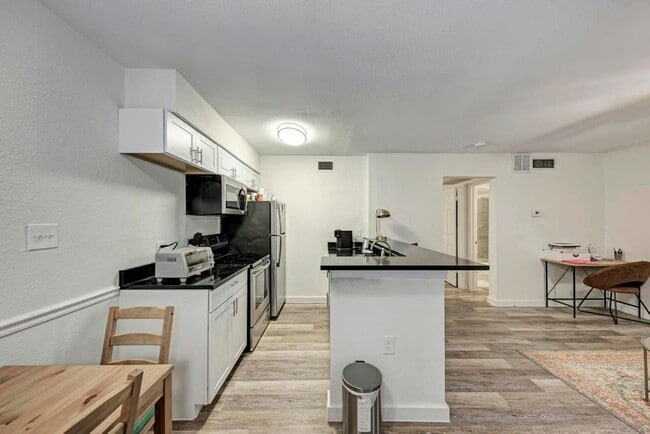 Foto del edificio - WASHER / DRYER, WOOD FLOORS OPEN LIVING LA...