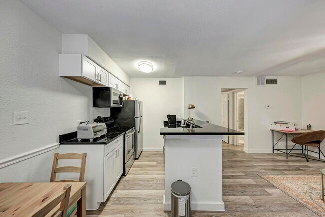 Foto del edificio - WASHER / DRYER, WOOD FLOORS OPEN LIVING LAYOUT !!