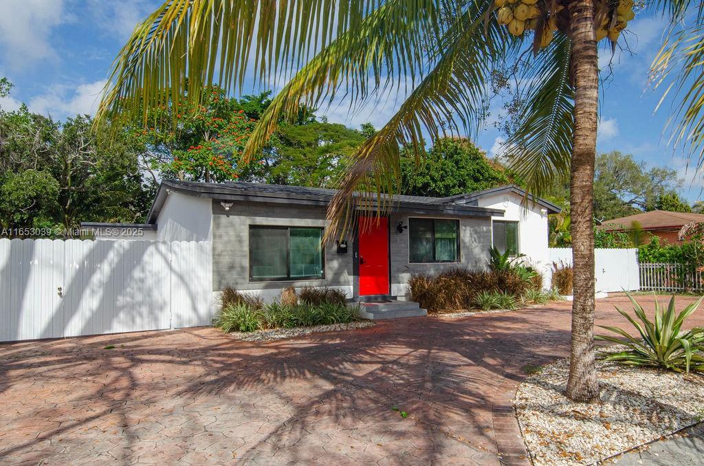 Foto principal - 935 NE 129th St