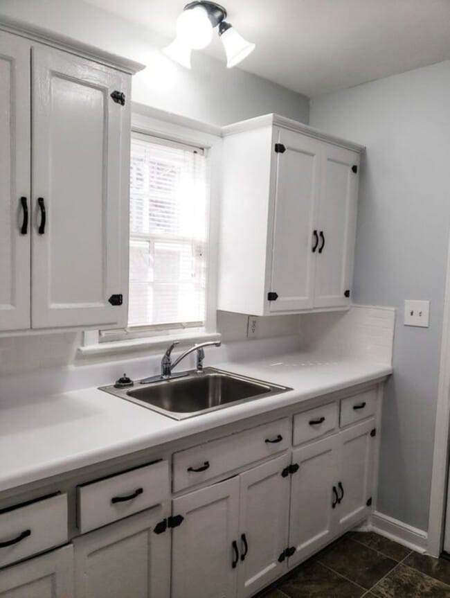 Building Photo - 2 bedroom, 1 bath East Nashville Bungalow ...