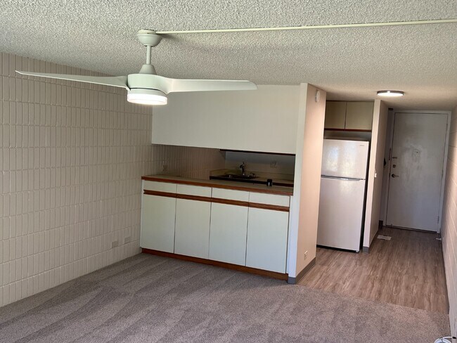 Building Photo - Mo?ili?ili Gem! 1-Bed Condo with Washer/Dryer, AC & Secured Parking – Available Now!