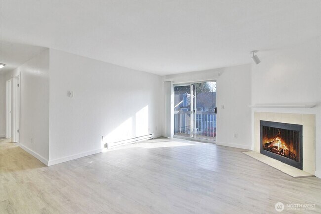 Foto del edificio - 16817 Larch Way