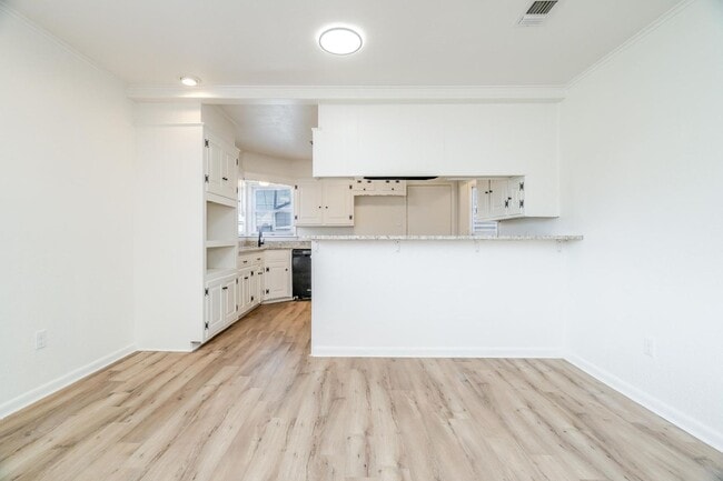 Foto del edificio - Super nice 5 Bedroom 3 bath property for r...