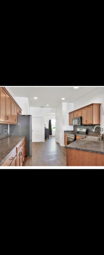 Building Photo - 1561 Shorewood Dr