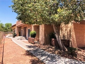 Building Photo - 2121 W Royal Palm Rd