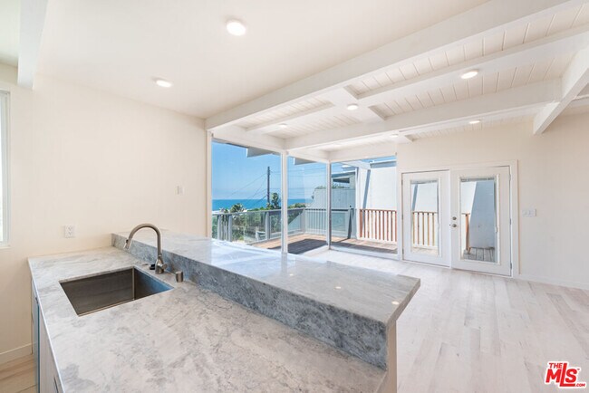 Foto del edificio - 7273 Birdview Ave