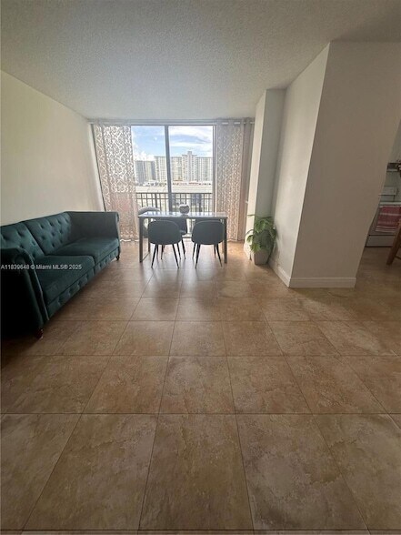 Foto del edificio - 17021 N Bay Rd