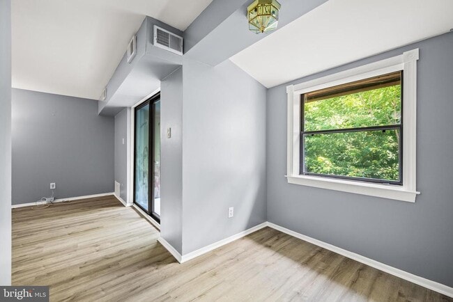 Building Photo - 1419 Valley Dr