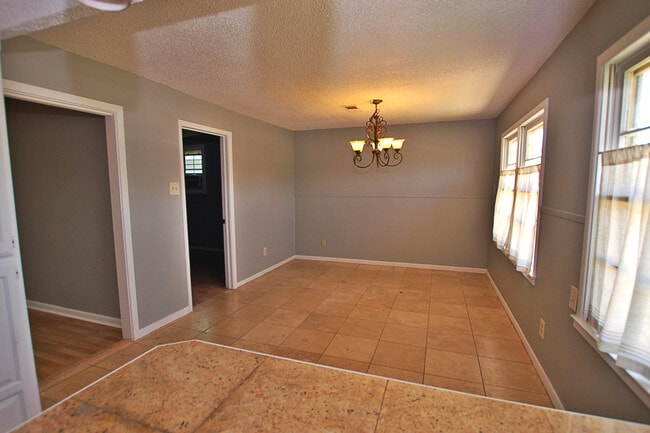 Building Photo - Large 4 Bed 3 Bathroom with 2 Living Areas