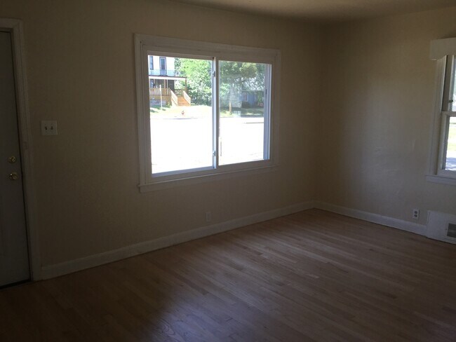 Foto del edificio - Spacious 3 Bedroom Single Family Home with Garage