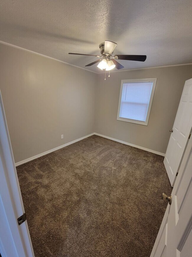 Building Photo - Town Park 3 bed 1 bath