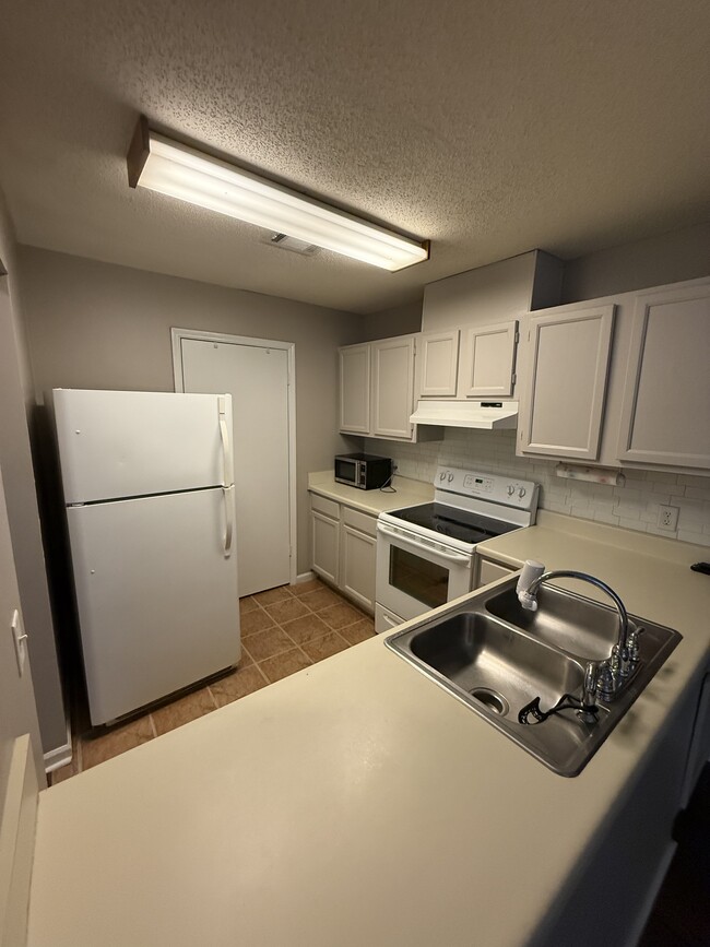 Building Photo - 1032 Stonegate Dr