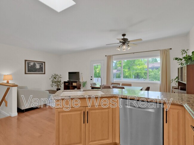 Photo du bâtiment - 445-445 Yates Rd