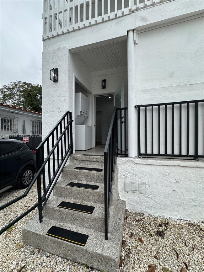 Foto del edificio - 4028 SW 11th St