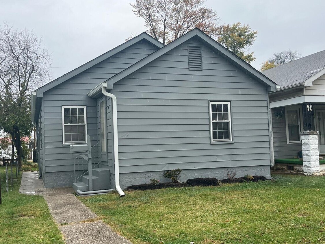 Foto principal - 1669 S Fares Ave