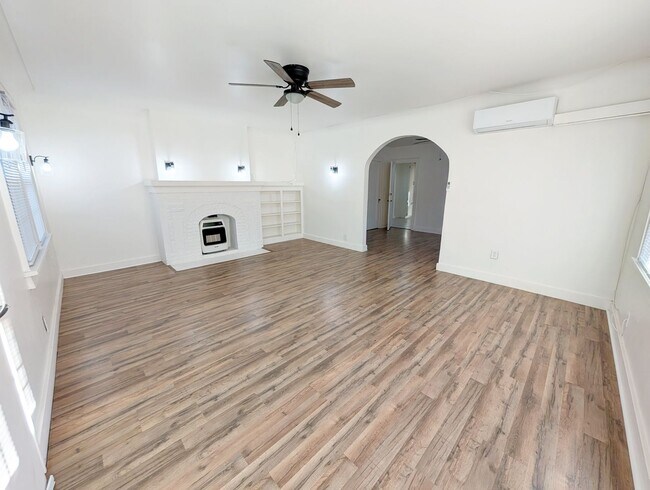 Building Photo - Drexel/NW 14th Tri-Plex