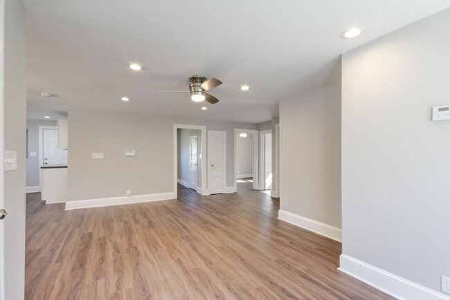 Foto del edificio - Charming Renovated Ranch Style Home With  Hardwood Flooring and White Cabinetry