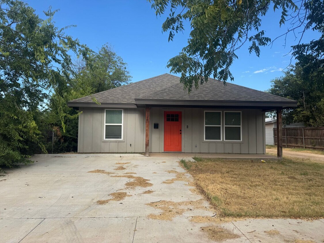 Foto principal - 3 bedroom, 2 bath