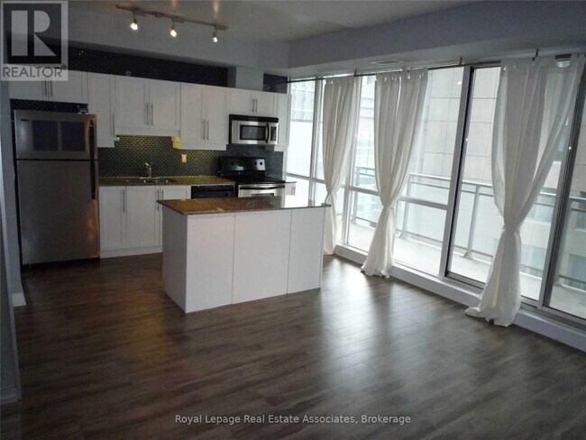 Building Photo - 220 Victoria St