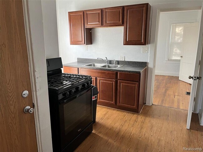 Foto del edificio - 7592 Maxwell Ave