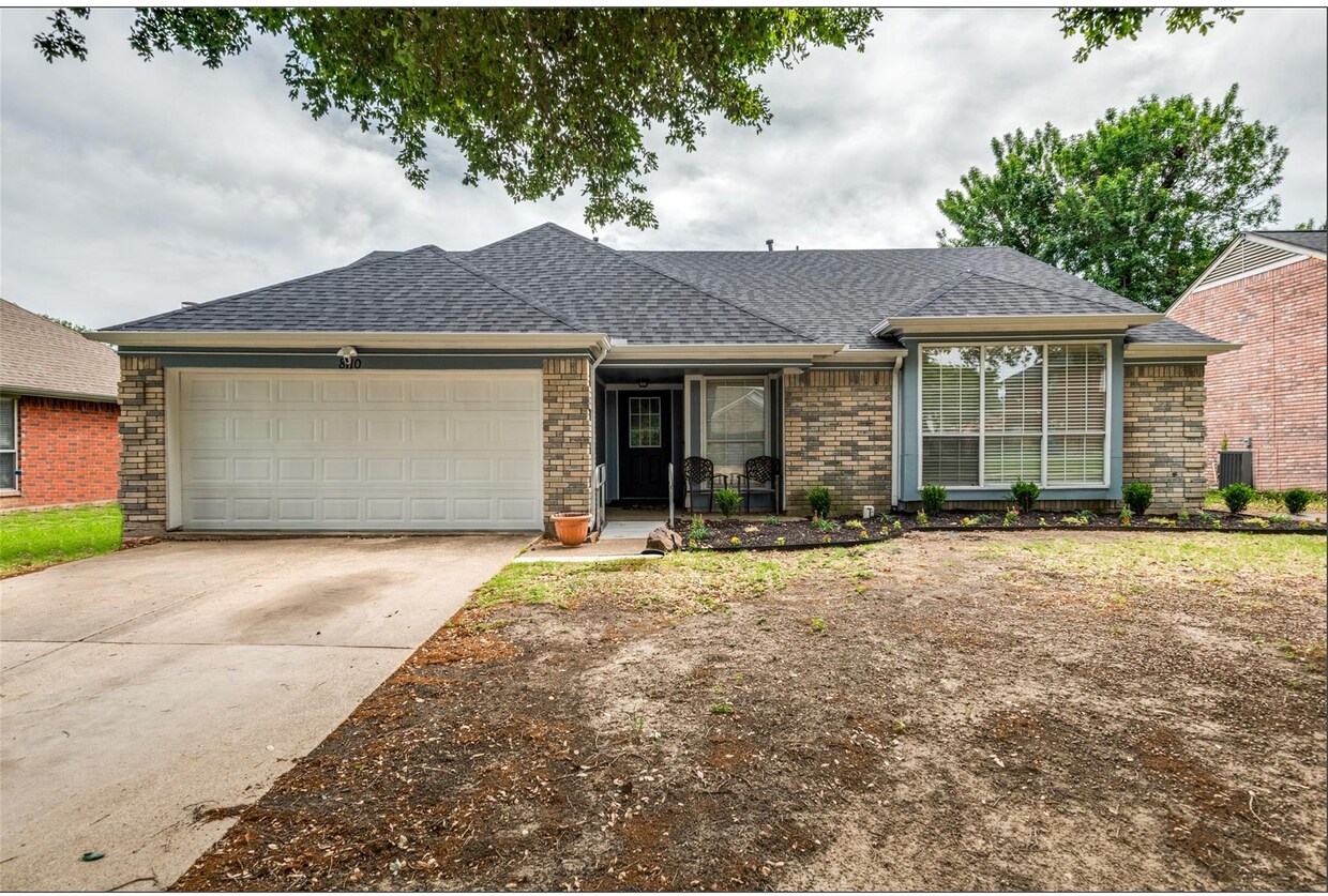 Building Photo - 8110 Regatta Dr