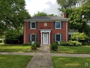 Building Photo - 910 W Green St