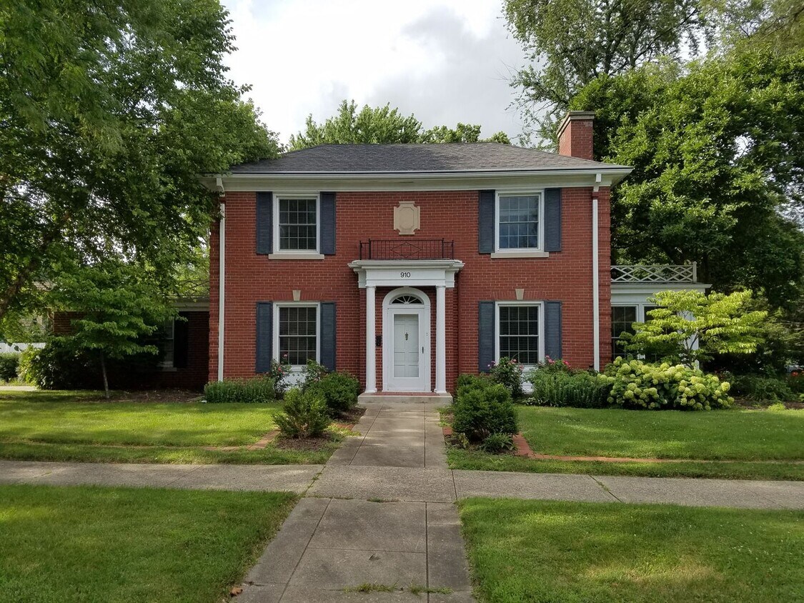 Foto principal - Charming Corner Lot Home Near U of I