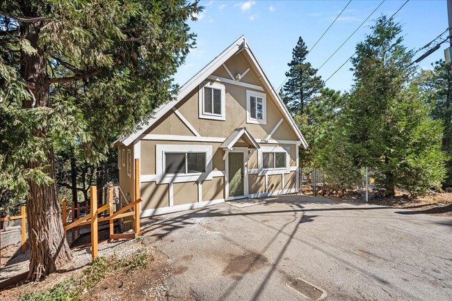 Building Photo - 22266 Crest Ln