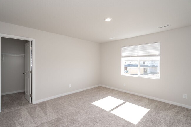Foto del edificio - 1215 NE Crossing Oaks Dr