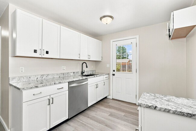 Foto del edificio - 643 Westphal Ave