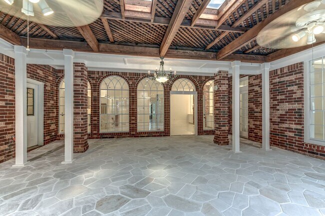 Building Photo - 90 Heathrow Ln