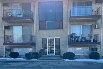 Building Photo - 18361 Glen Oak Ave