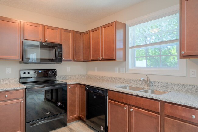 Foto del edificio - 2 Story on Twisted Oak | Oak Tree Townhome...