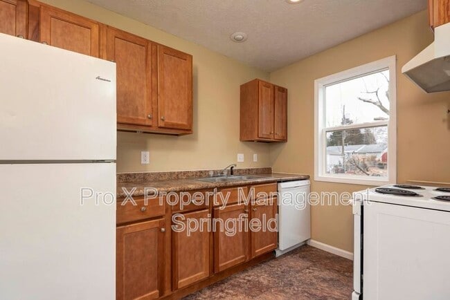 Building Photo - 652 N Belview Ave