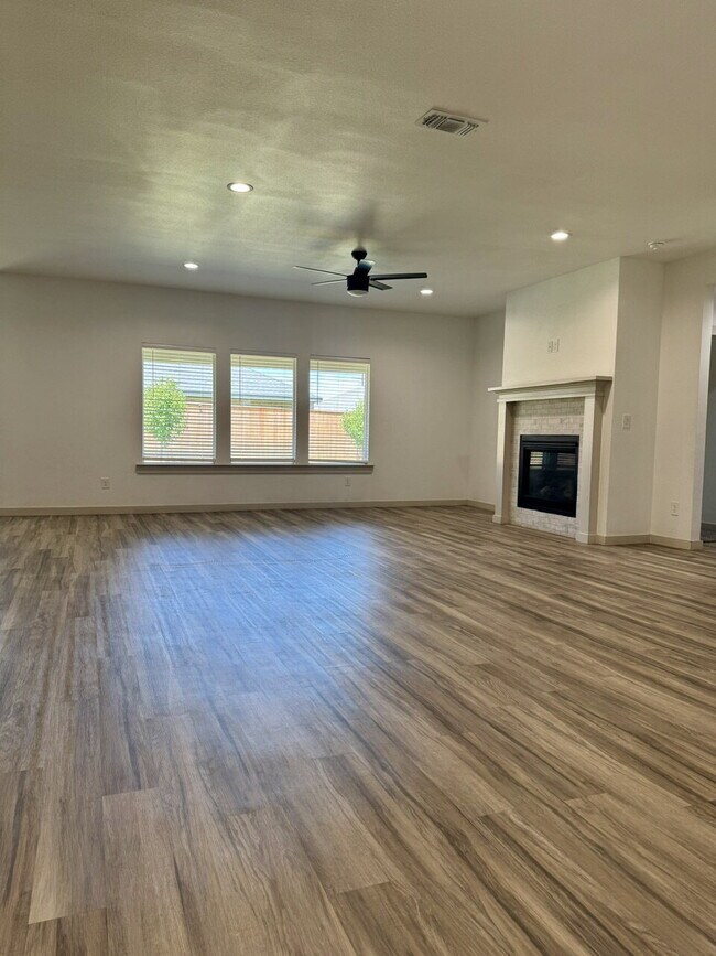 Foto del edificio - Beautiful 4-Bedroom Home with 2 Full Baths in Abbey Glen!