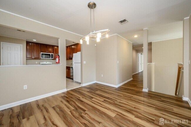 Building Photo - 303 Pinelli Dr