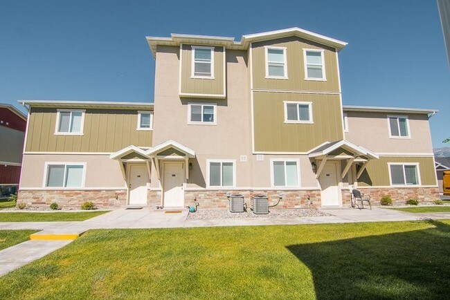 Foto del edificio - Waters Edge Townhome!