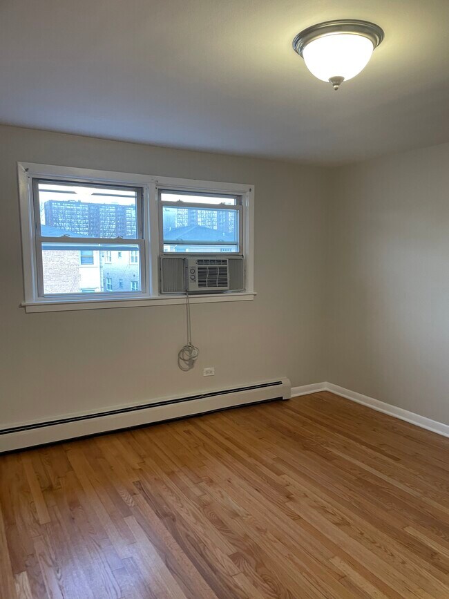 Dormitorio - 8708 W Berwyn Ave