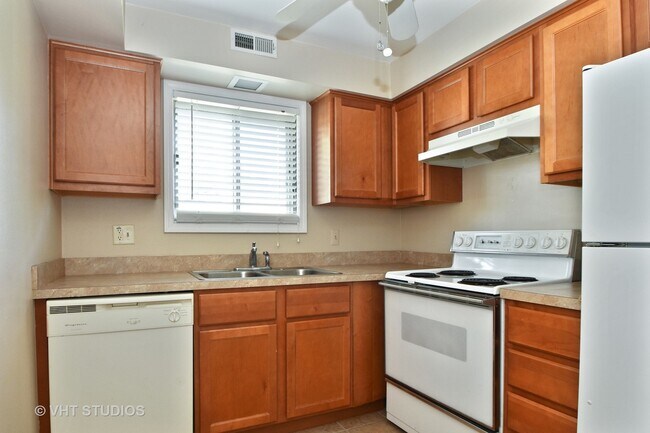 Building Photo - 5225 James Ln