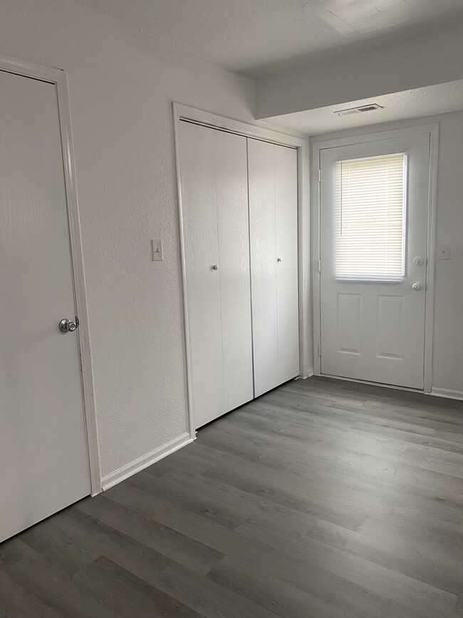 Building Photo - 503 Meadow Ln