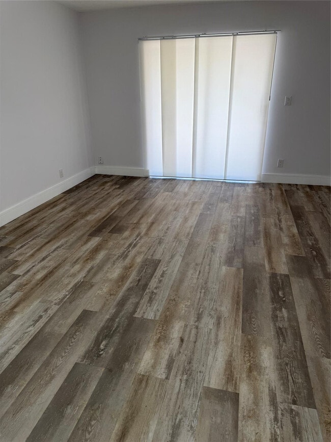 Foto del edificio - 255 S Cypress Rd