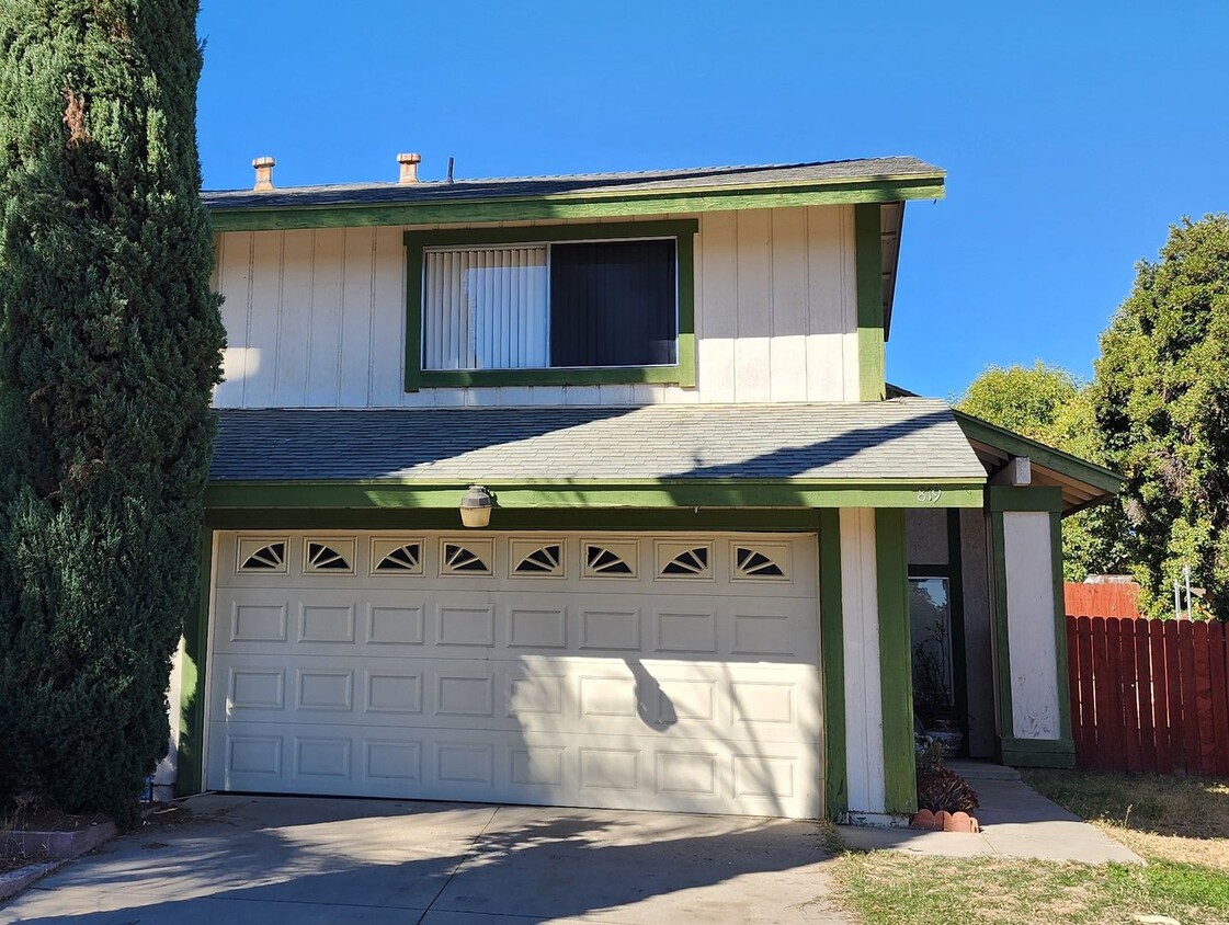 Primary Photo - Roomy Two Story, 2 Bdrm, 1.5 Bath, Lake El...