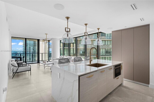Foto del edificio - 650 NE 32nd St