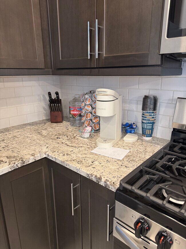 La cocina está completamente equipada. - 8957 W Palo Verde Dr