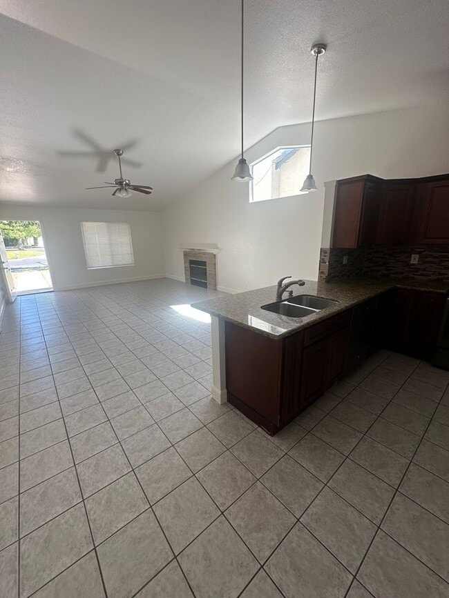 Building Photo - 4 Bedroom Single Family Home!