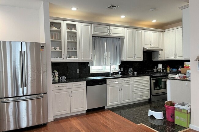 Building Photo - 20 E Edsall Blvd